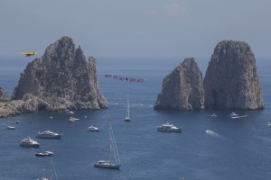 0a Aereo Capri Watch sui Faraglioni