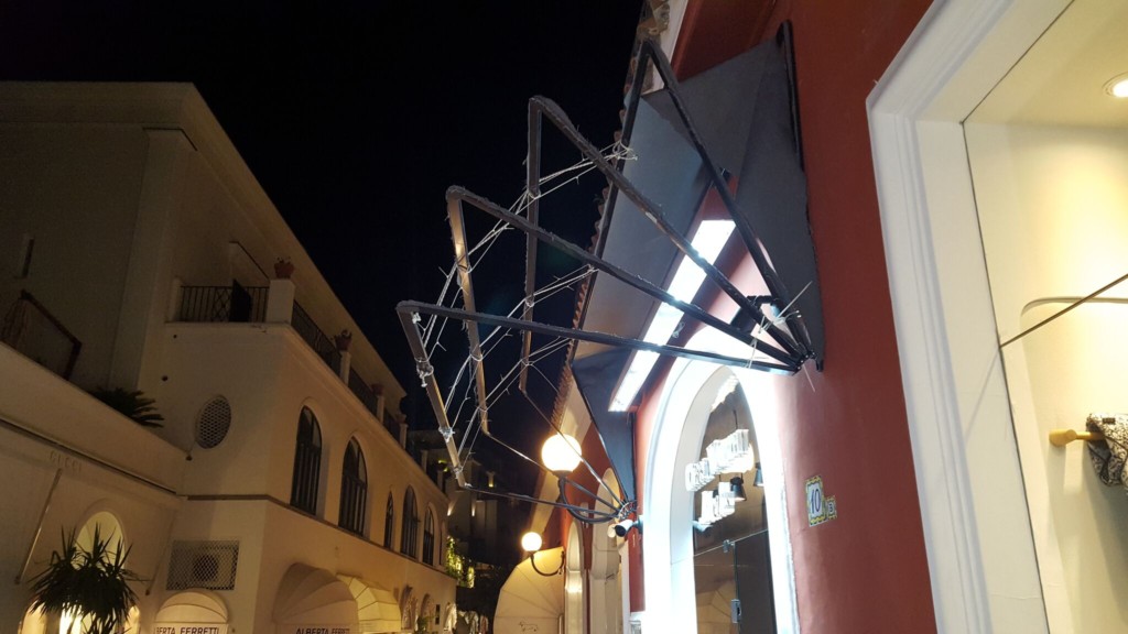 Riceviamo e Pubblichiamo Il Sindaco di Anacapri invia una lettera al CEO di Capri Watch ed al Sindaco di Capri sull’episodio in cui condanna la violenza ed esprime solidarietà all’azienda isolana sull’episodio del danneggiamento della tenda da parte degli operai e del dirigente dell’ufficio tecnico comunale Massimo Stroscio