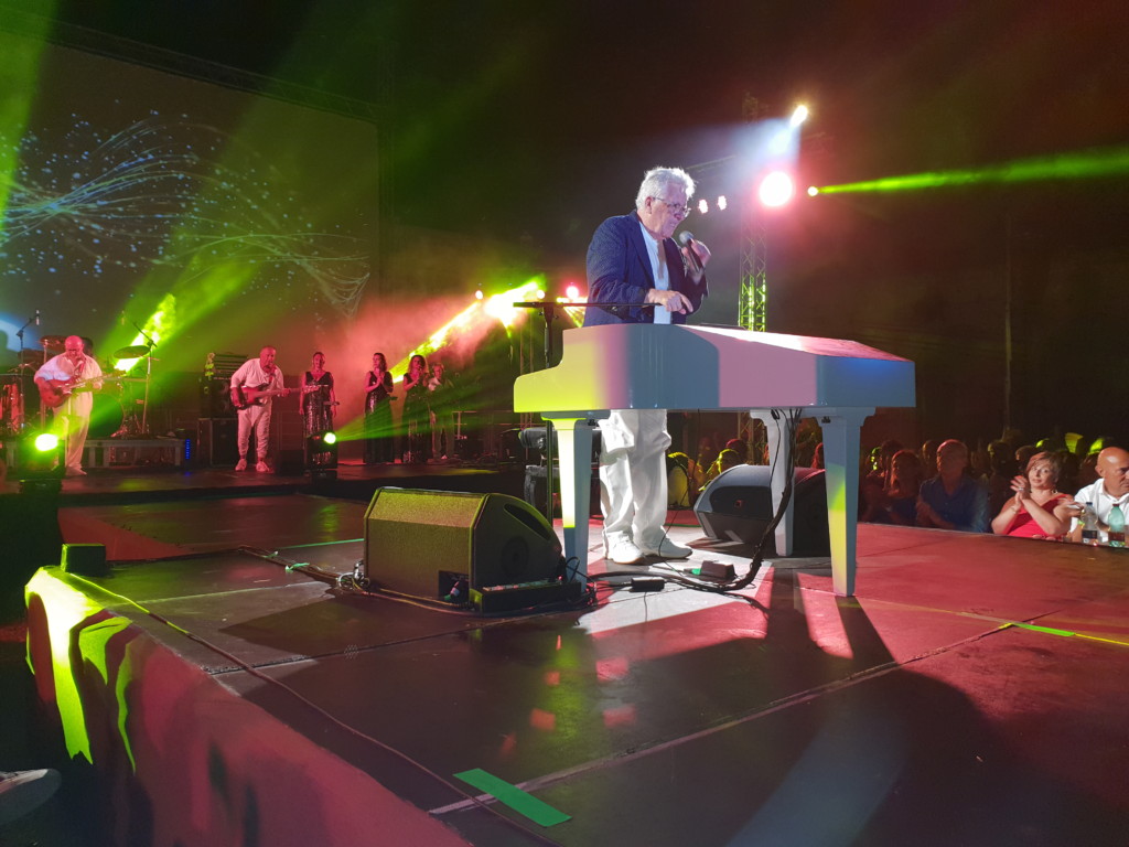 Bagno di folla per Peppino di Capri alla Certosa
