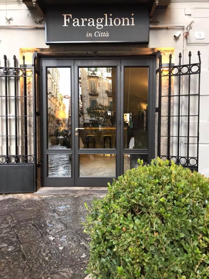 “Faraglioni in città” a Chiaia