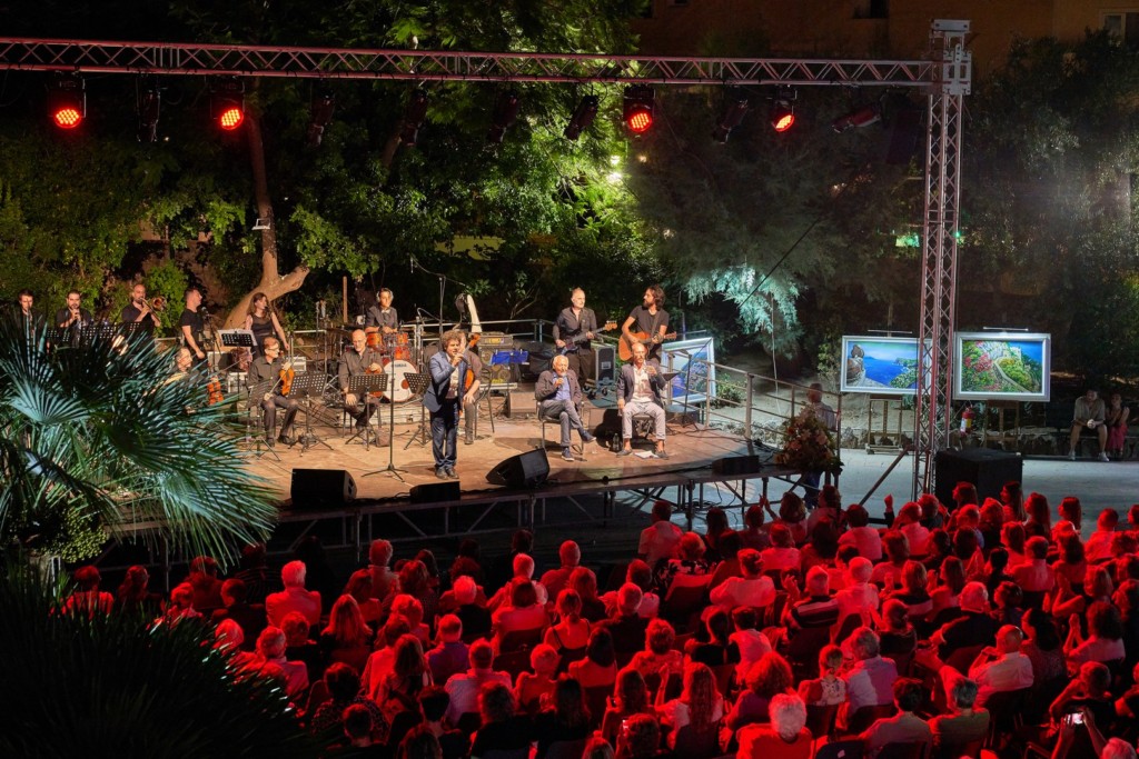 “Emozioni” a Capri una serata all’insegna della poesia in musica nei Giardini della Flora Caprense con Mogol e Carroccia