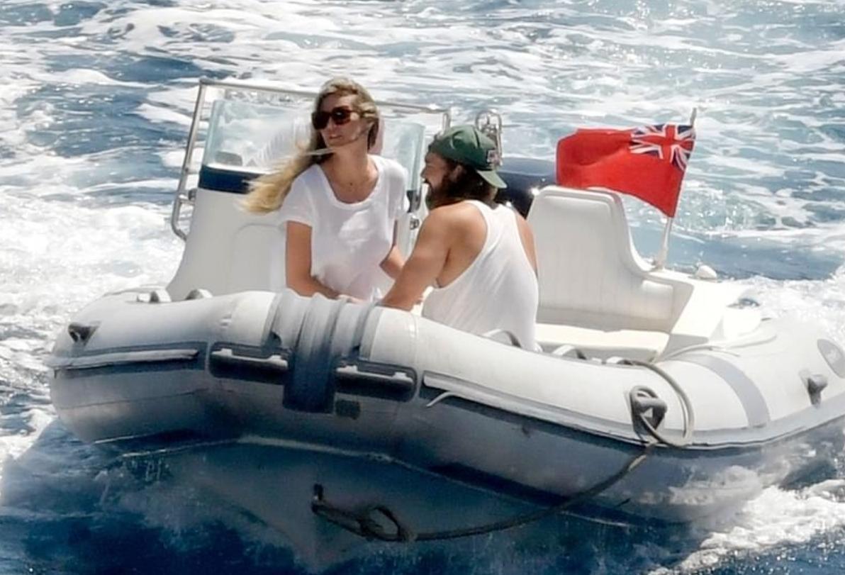 Heidi torna a Capri, dallo yacht è passata al canotto…
