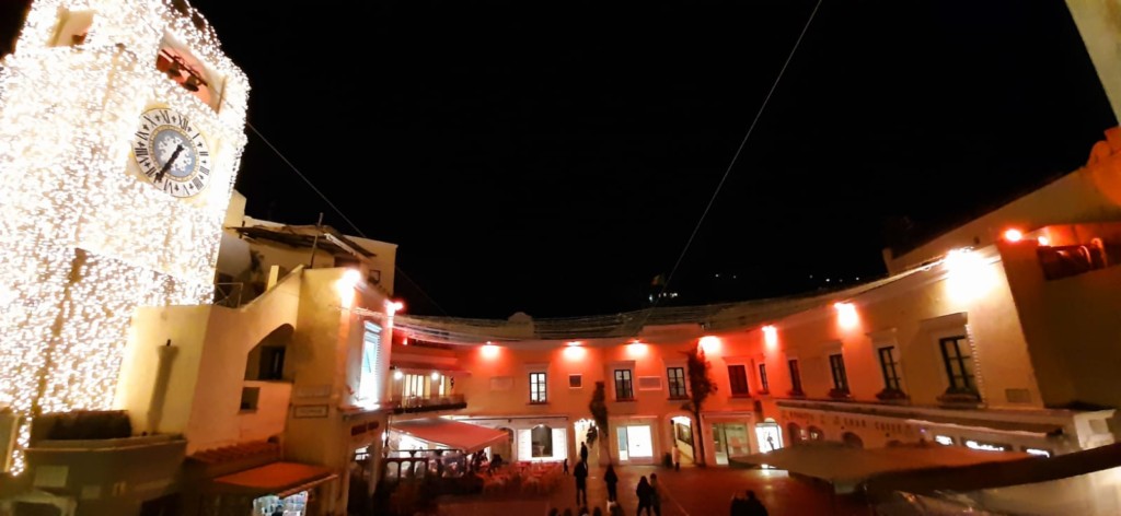 Contro la violenza sulle donne la Piazzetta di Capri si illumina di rosso