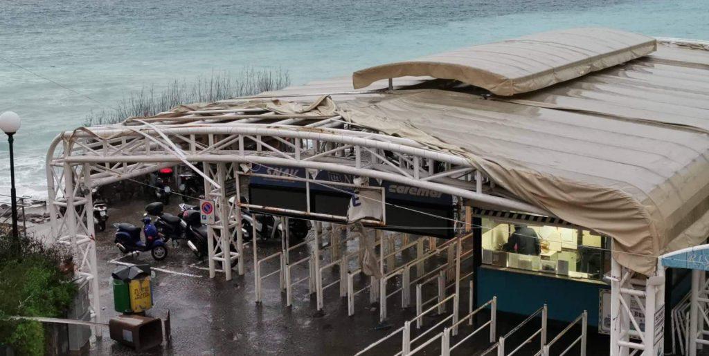Tempesta su Capri, scoperchiata dal vento la biglietteria degli aliscafi