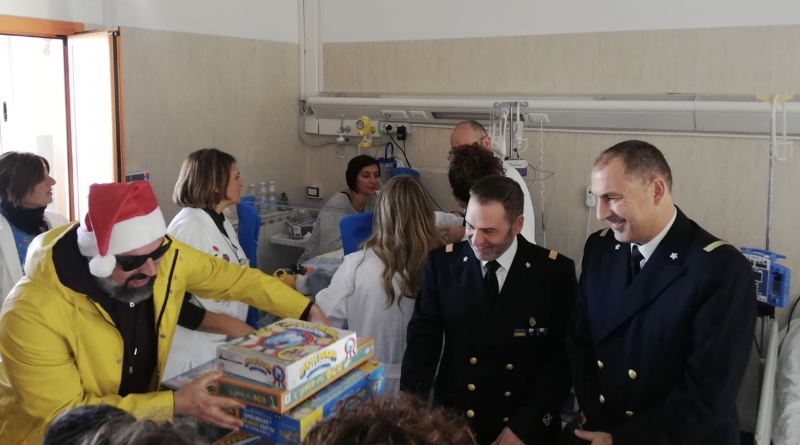 ‘Rotta per il sorriso’, anche dalla Guardia Costiera di Capri tanti doni per i piccoli pazienti del Santobono