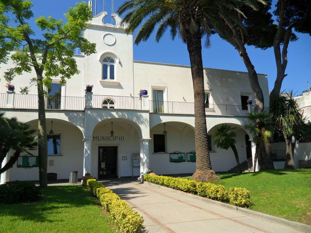 Anacapri: stop ai lavoratori edili provenienti dalla terraferma ma non chiudono tutti i cantieri