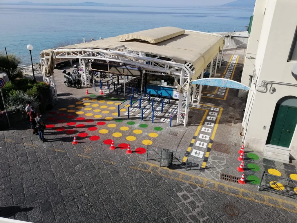 Capri, distanziamento sociale: in dirittura d’ arrivo la nuova segnaletica stradale (fotogallery)