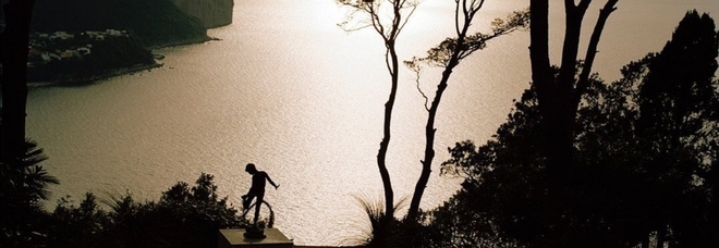 Chanel Cruise 2020-21, il set di Capri ricostruito nell’atelier di Parigi