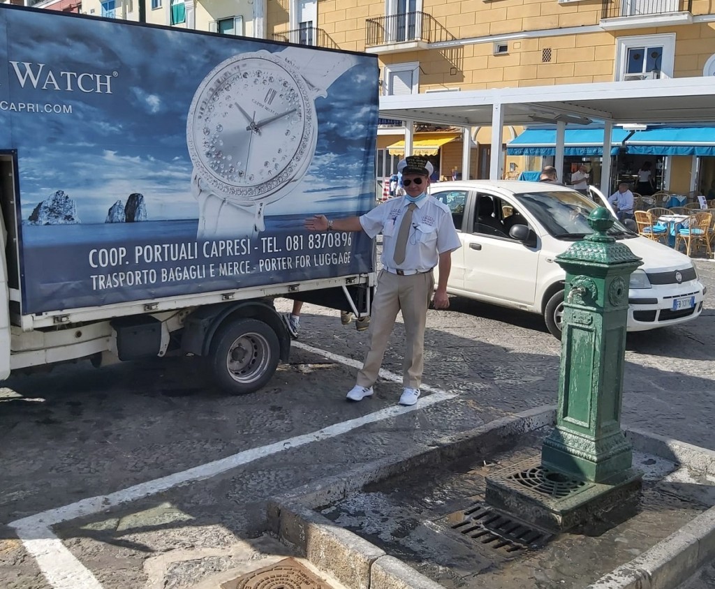 La ripresa: arrivano i turisti ed al porto di Capri ritorna la figura del conduttore
