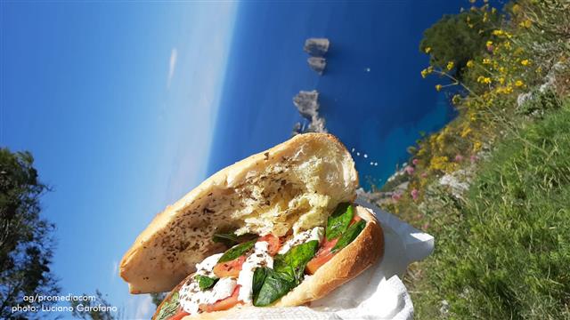 Un panino alla caprese dal Monte Solaro per gustare sapori e bellezze dell’isola azzurra