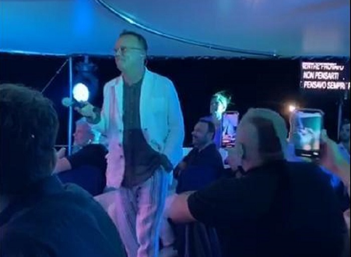 Capri, sotto le stelle con Gigi D’Alessio a bordo del Tortuga nella baia dei Faraglioni