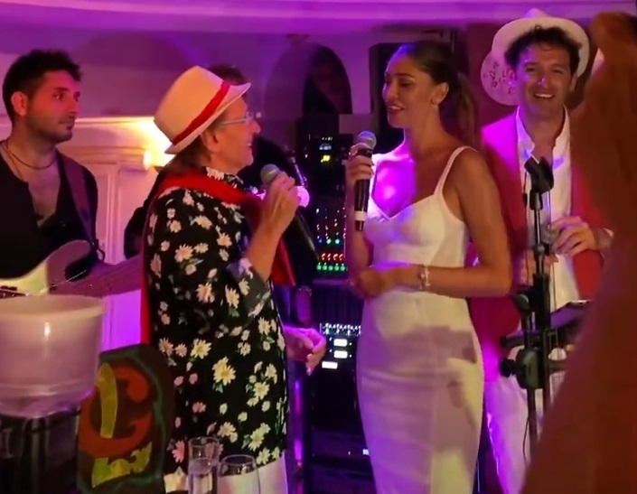 Belen Rodriguez a Capri con il nuovo amore accende i riflettori dell’estate glam