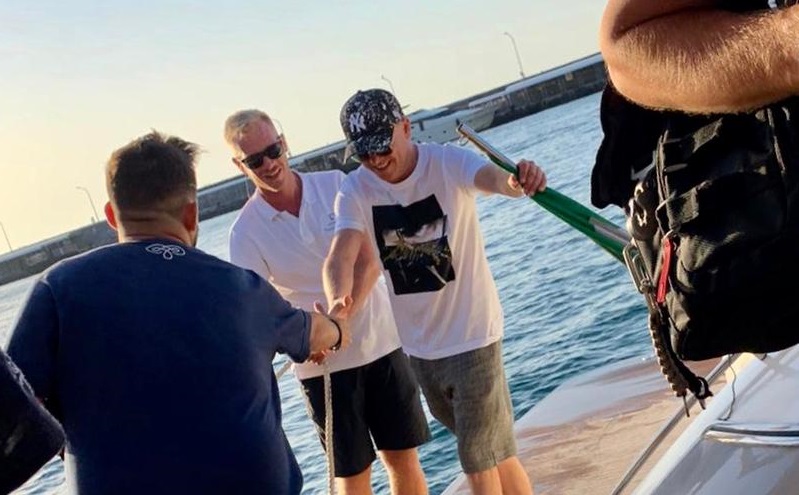 Party notturno con Gigi D’Alessio al largo dei Faraglioni a bordo del Tortuga – video