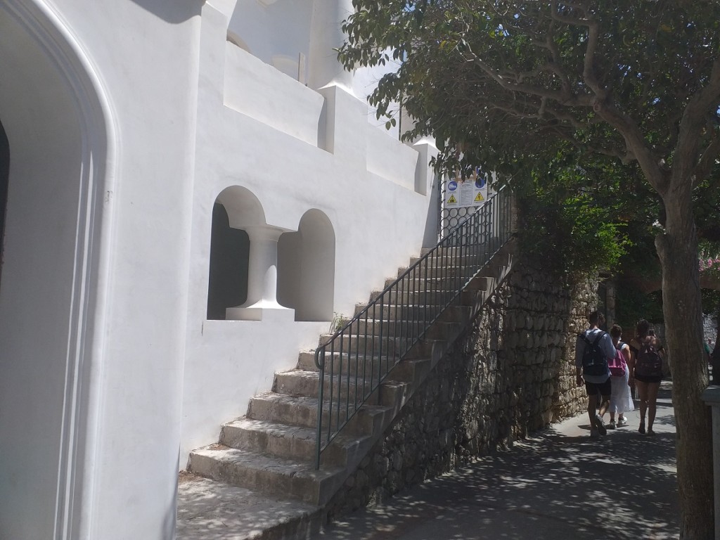 Capri, hotel abusivo sequestrato dai carabinieri: sotto accusa il figlio del «re del latte»