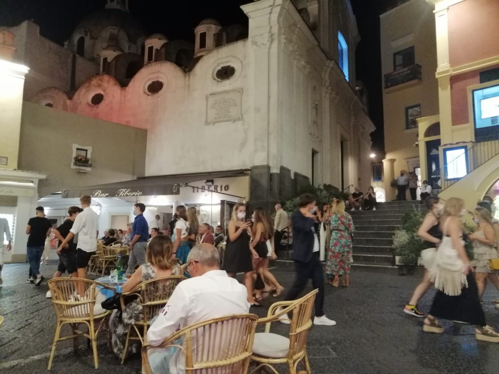 Venerdì ore 18: scatta obbligo fino a domenica di mascherina in piazzetta
