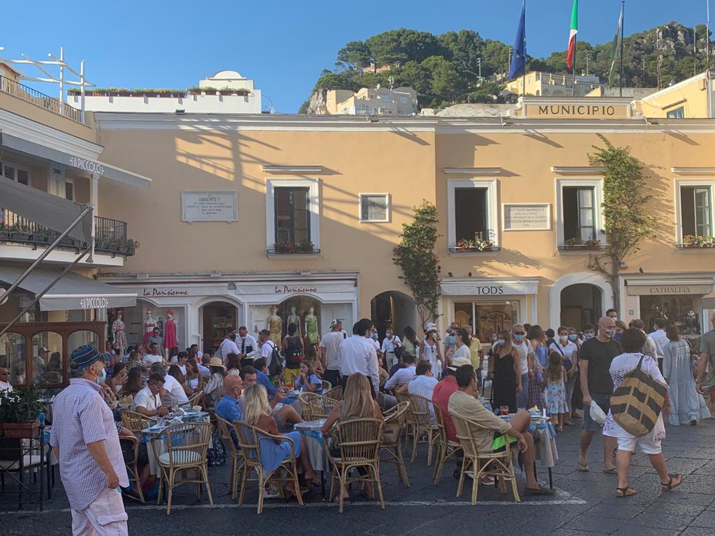 Venerdì ore 18: scatta obbligo fino a domenica di mascherina in piazzetta