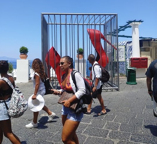 Capri, è polemica per la gabbia in Piazzetta