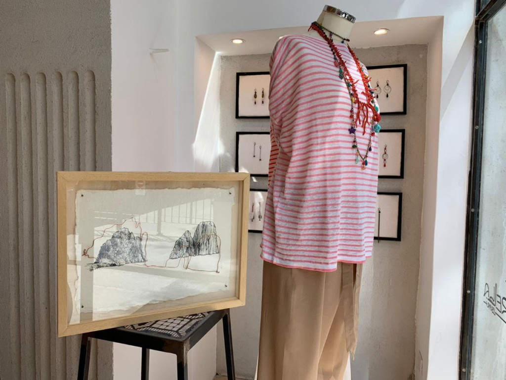 Mostre, Elena Fabris porta la magia dei Faraglioni nelle botteghe capresi