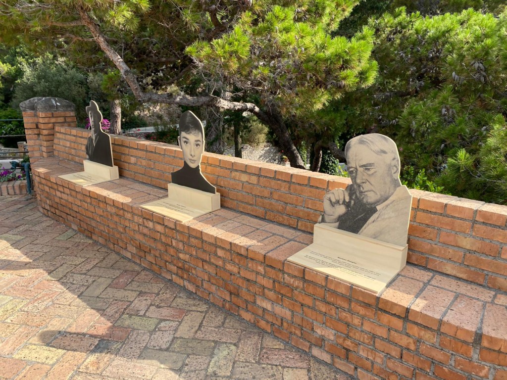 Giardini d’ Augusto, distanziamento affidato a Jackie, Neruda e tutti i «grandi» di Capri