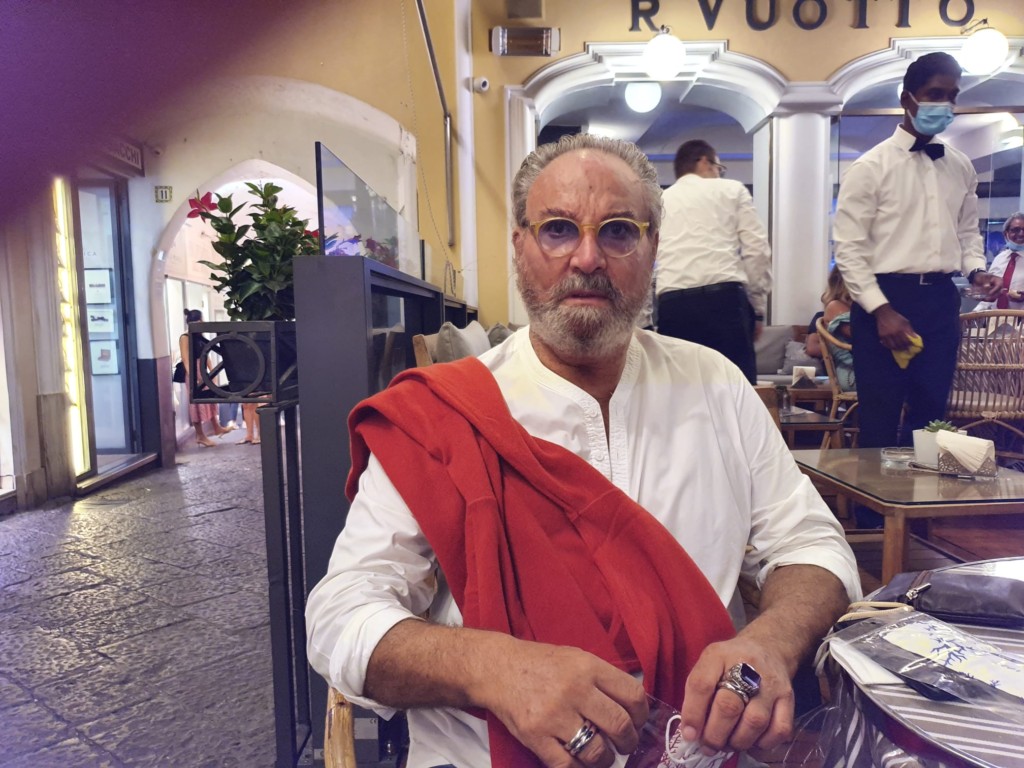 Capri, Rocco Barocco a passeggio con la mascherina in Piazzetta. E sull’isola sbarca anche Emma