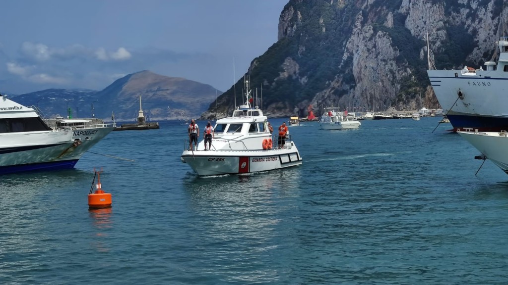 La Guardia Costiera salva sette naufraghi al largo di Capri – fotogallery