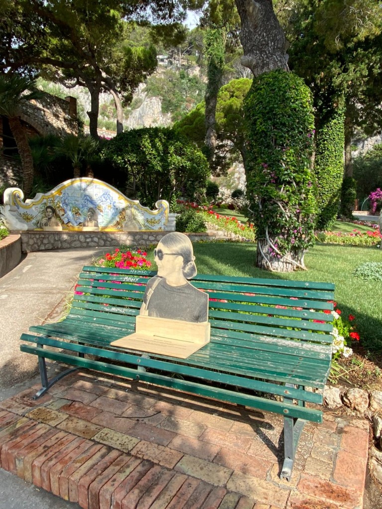 Giardini d’ Augusto, distanziamento affidato a Jackie, Neruda e tutti i «grandi» di Capri
