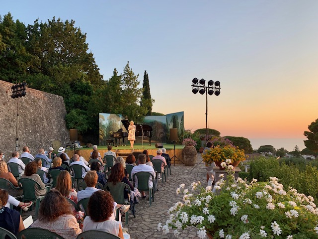 Capri, Andrea Padova chiude la rassegna «Un’estate per sognare» a Villa San Michele