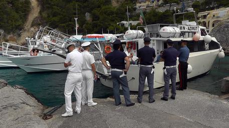 Barche messe di traverso di fronte ai faraglioni impediscono l'attracco nel porto di Marina Piccola, a Capri: è la protesta attuata nelle acque dell'isola da parte di 3 compagnie marittime di Massa Lubrense e Amalfi che contestano il divieto di sbarco del Comune, per ragioni di sicurezza, alle imbarcazioni adibite al trasporto dei passeggeri. A innescare la protesta è il fatto che l'attracco continua a essere garantito alle barche private, ai gozzi e alle unità da diporto.
ANSA/GIUSEPPE CATUOGNO