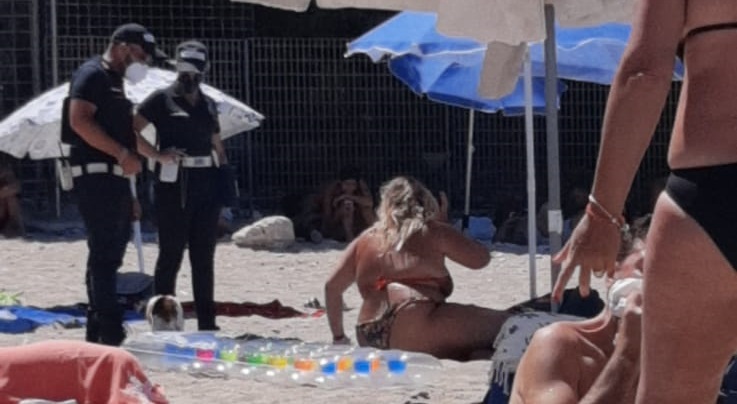 Capri, abbandona un cane in spiaggia individuata e multata la proprietaria