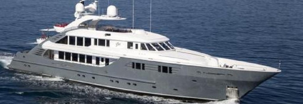 Yacht partito da Capri in fiamme in Sardegna: in 17 si salvano salendo sulla zattera