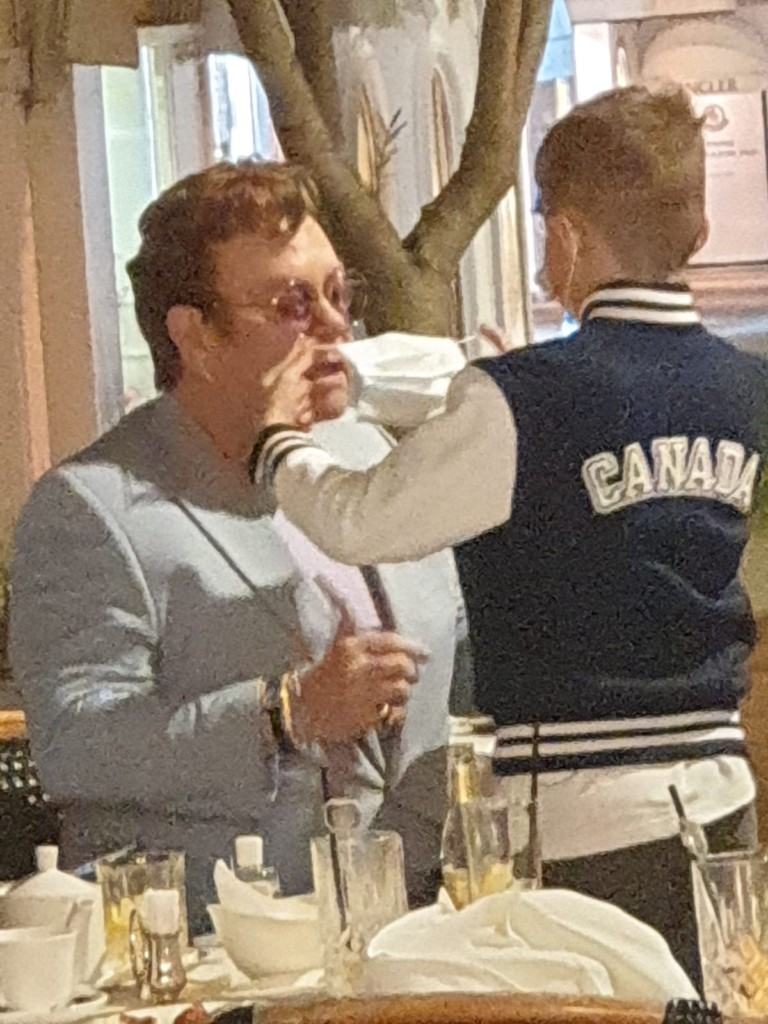 Elton John a Capri: mascherina e aperitivo al Quisisana per l’ultimo vip dell’estate caprese