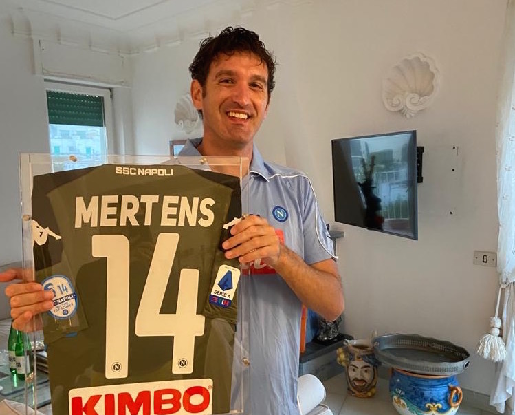Mertens fa un regalo speciale alla Taverna caprese