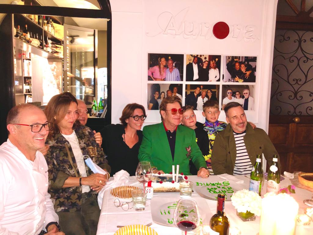 Elton John a Capri, cena in famiglia nel centro storico tra pezzogna e pizza all’acqua