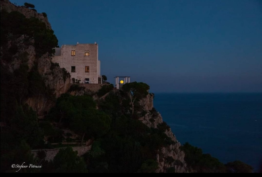 Capri: la luna blu che sorge dinanzi i Faraglioni, dalla Casa Solitaria