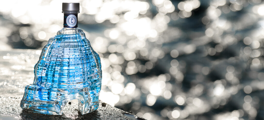 Caprisius Gin – Special Edition Il gin ufficiale dell’isola di Capri lancia con uno spot una bottiglia gioiello a forma di faraglione