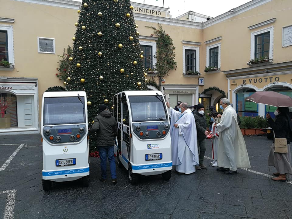 A Capri benedizione in Piazzetta dei nuovi carrelli elettrici per il trasporto sociale