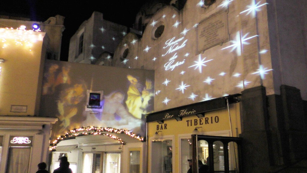 Nel Natale silenzioso di Capri, in Piazzetta si accendono luci sulla Cattedrale – photogallery