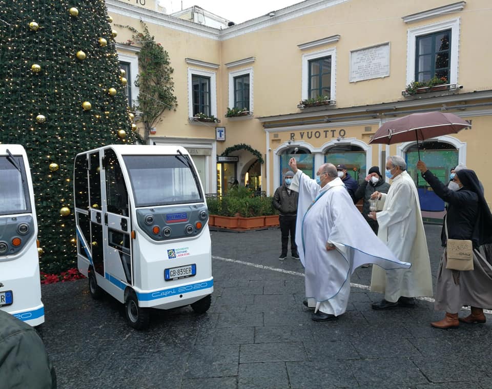 A Capri benedizione in Piazzetta dei nuovi carrelli elettrici per il trasporto sociale