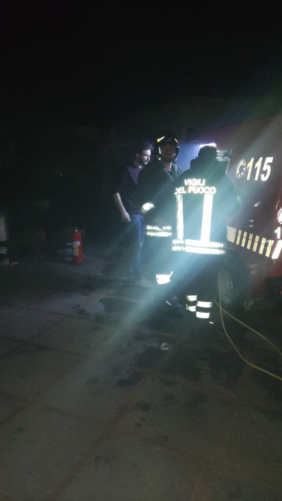 Anacapri, incendio in ​una struttura disabitata: nessun ferito – photogallery