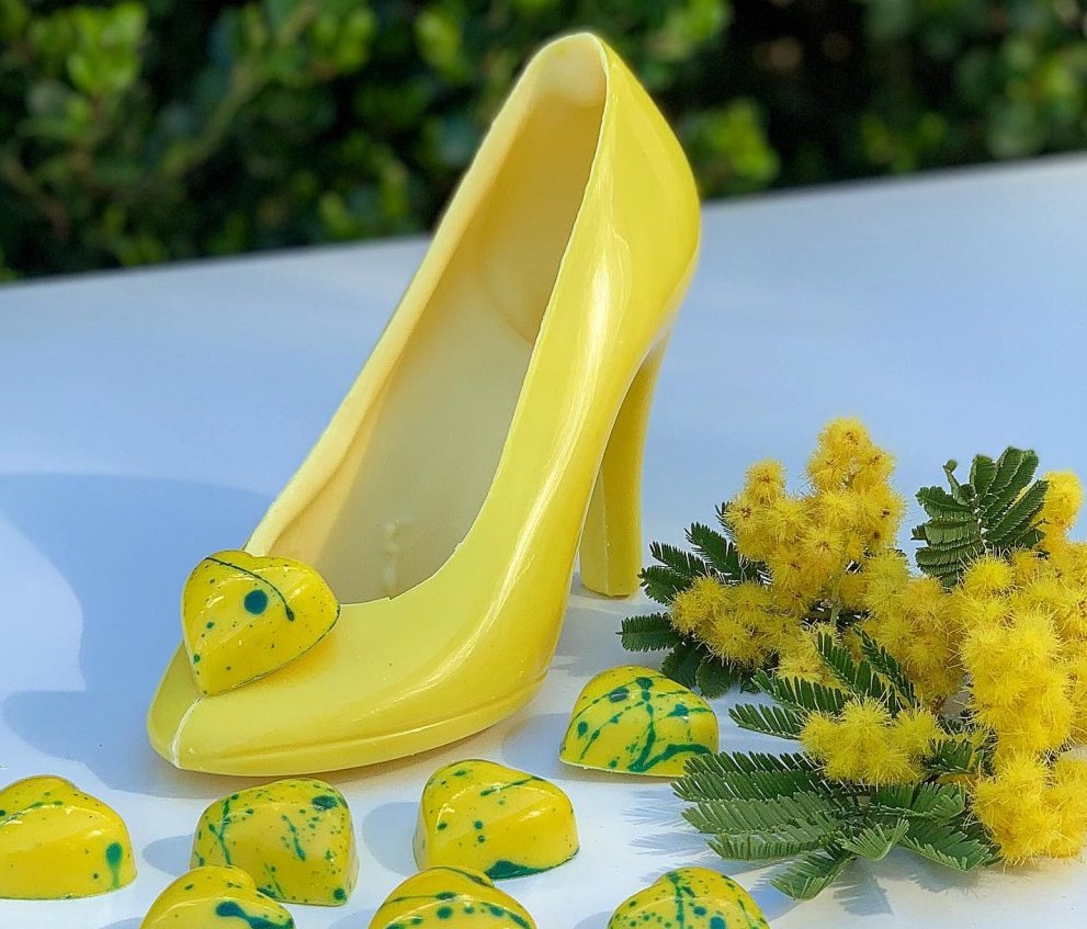 Una scarpetta di cioccolato bianco, in giallo mimosa, auguri alle donne