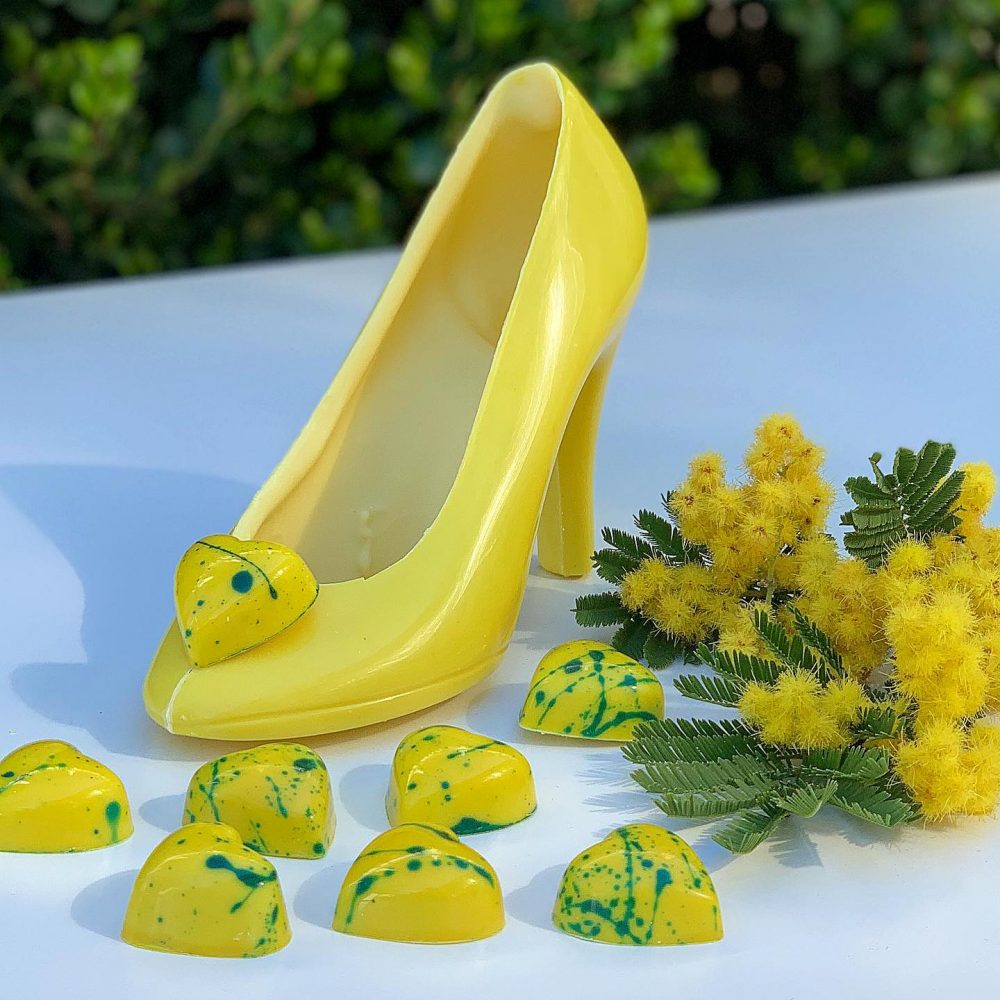 Una scarpetta di cioccolato bianco, in giallo mimosa, auguri alle donne