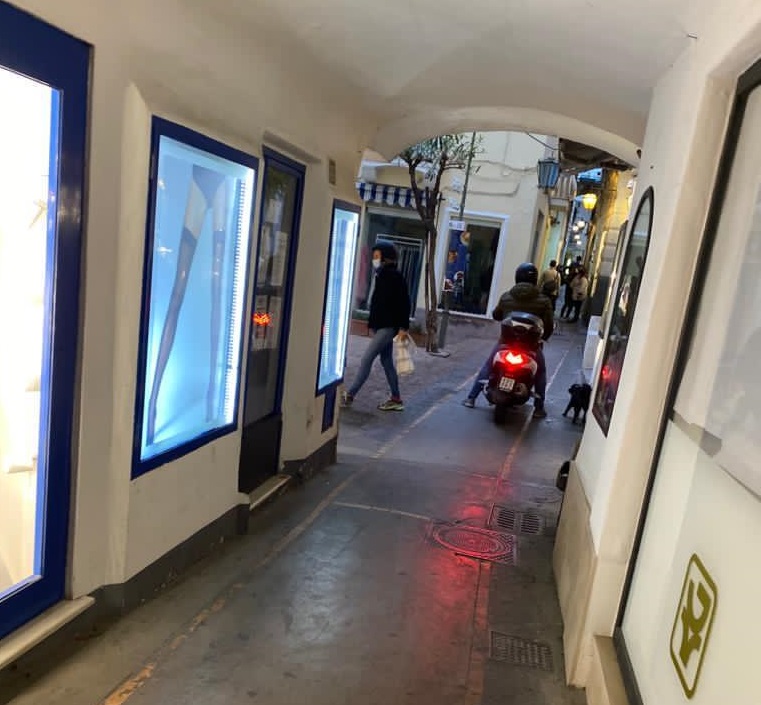 Caccia di uno scooter nel centro storico: multa e sequestro del mezzo – foto