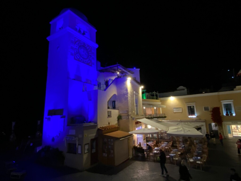 Boom di turisti e vip, in piazzetta anche Rocco Barocco