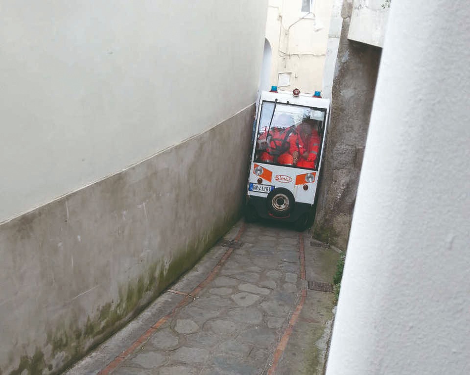 Capri, si ferma per guasto l’ autoambulanza elettrica