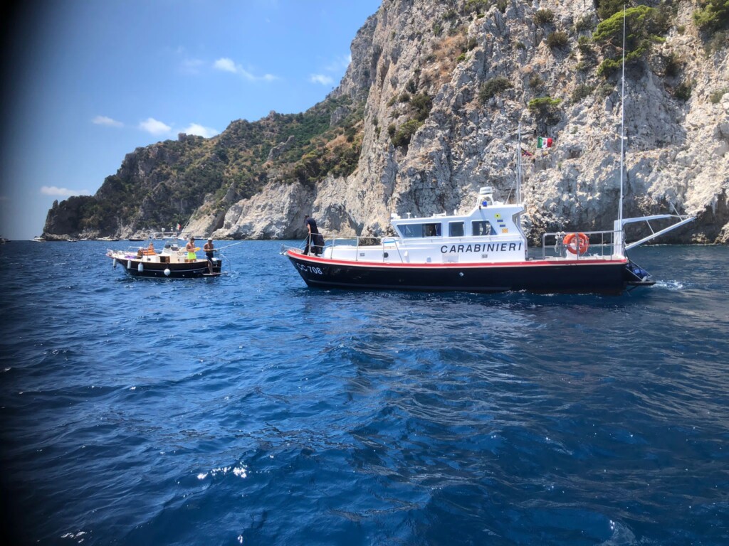 Faraglioni blindati i carabinieri cacciano i pirati dell’ ormeggio