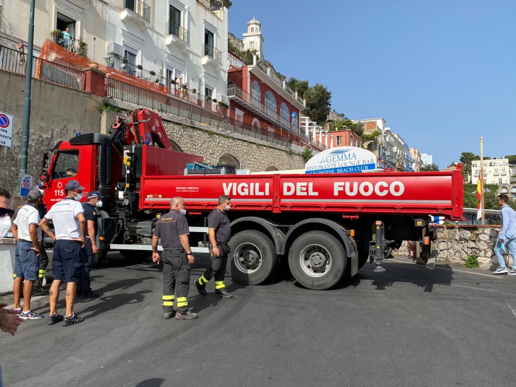 A Marina Grande via alle operazioni di recupero del bus precipitato – fotogallery