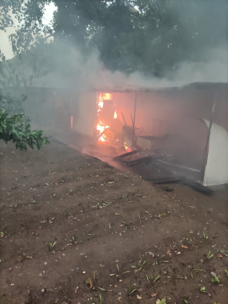 Anacapri, a fuoco baracca in via Migliera, morti due cani da caccia (Photogallery)