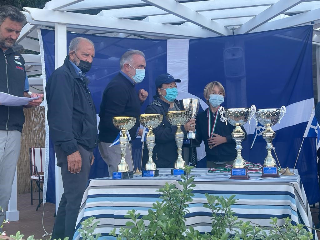 Il presidente Achille D’Avanzo premia i vincitori del VI Trofeo Fabrizio Galli con i soci dello Yacht Club Capri prof. Anna La Rana e Renato Galli