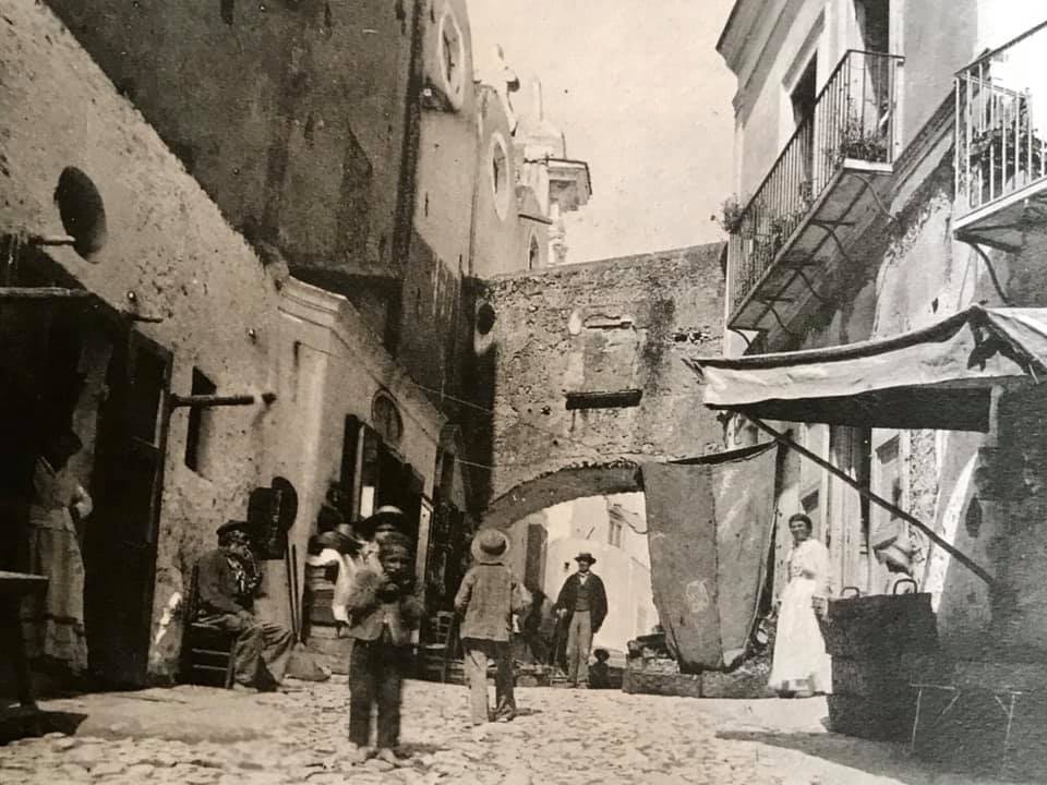 La Lettura della Domenica di Luigi Lembo – Quando via Tragara iniziava… in Piazzetta