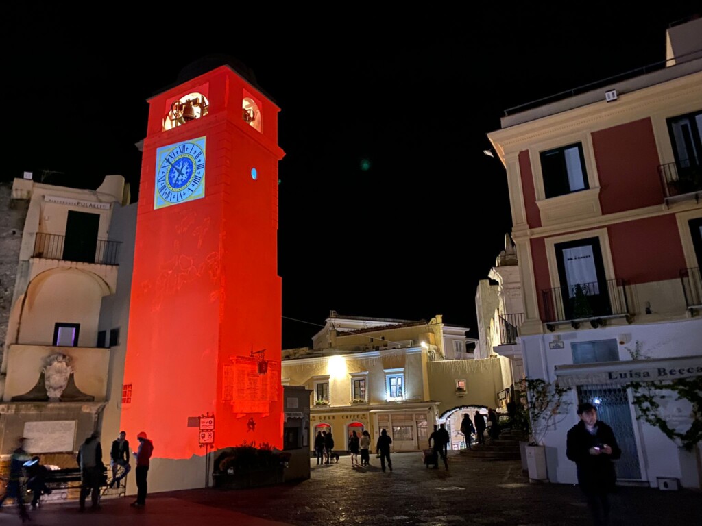 La Piazzetta di Capri si tinge di rosso per la giornata contro la violenza sulle donne (Photogallery)
